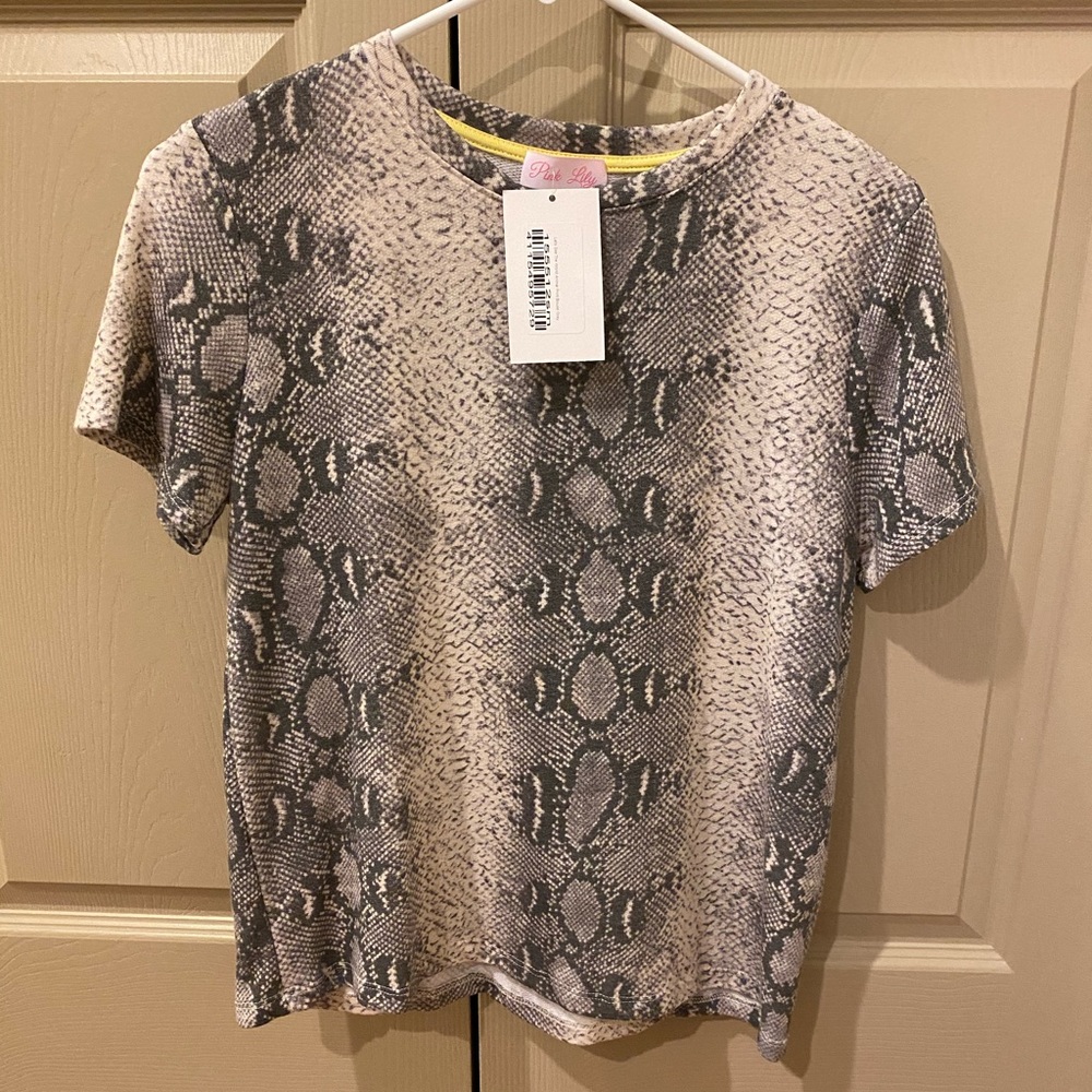 NWT semi crop snakeskin pattern top. Size S